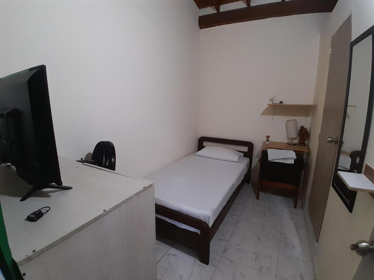 Manila Private #3 In Shared Apartment Medellín